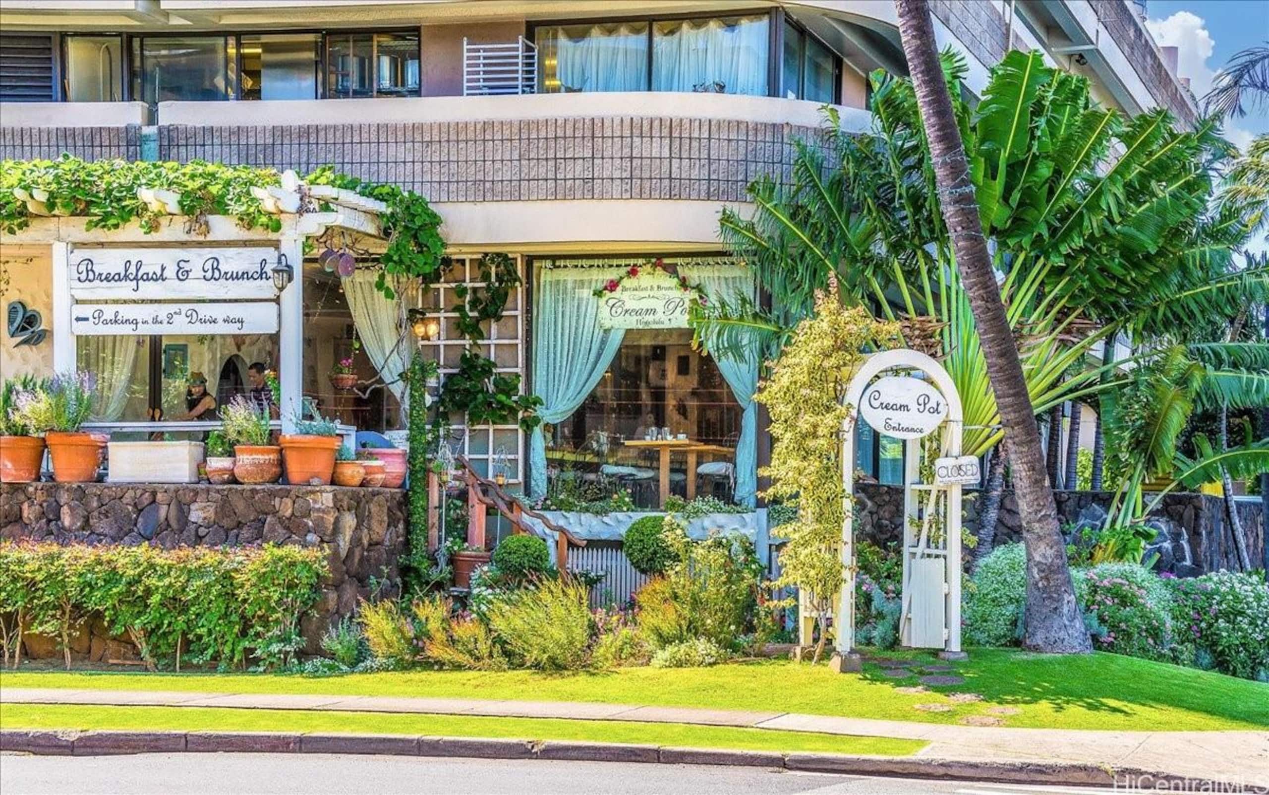 Condo in Honolulu · ★4.91 · 1 bedroom · 2 beds · 1 private bath - Image 15