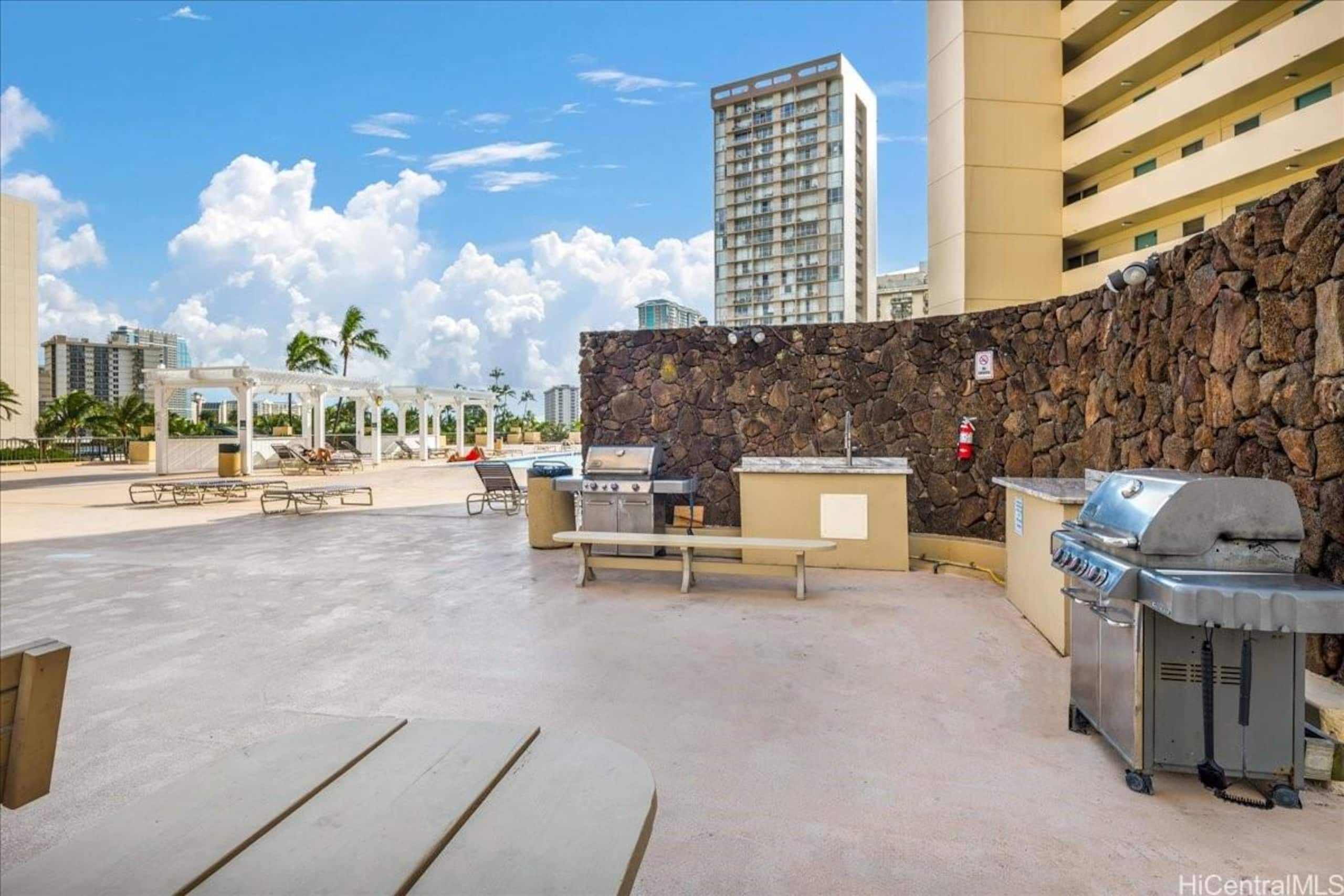 Condo in Honolulu · ★4.91 · 1 bedroom · 2 beds · 1 private bath - Image 43