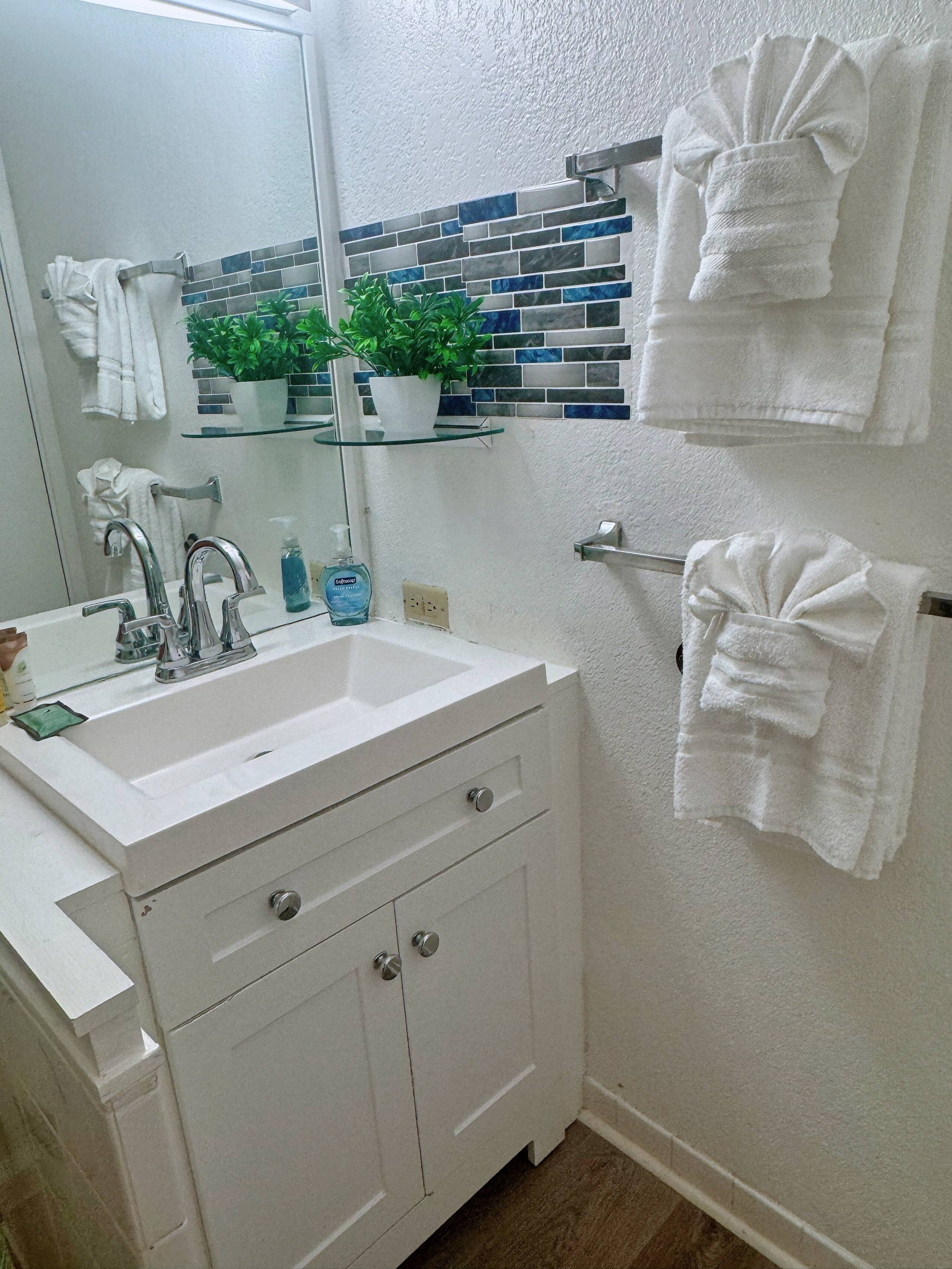 Condo in Honolulu · ★4.91 · 1 bedroom · 2 beds · 1 private bath - Image 7