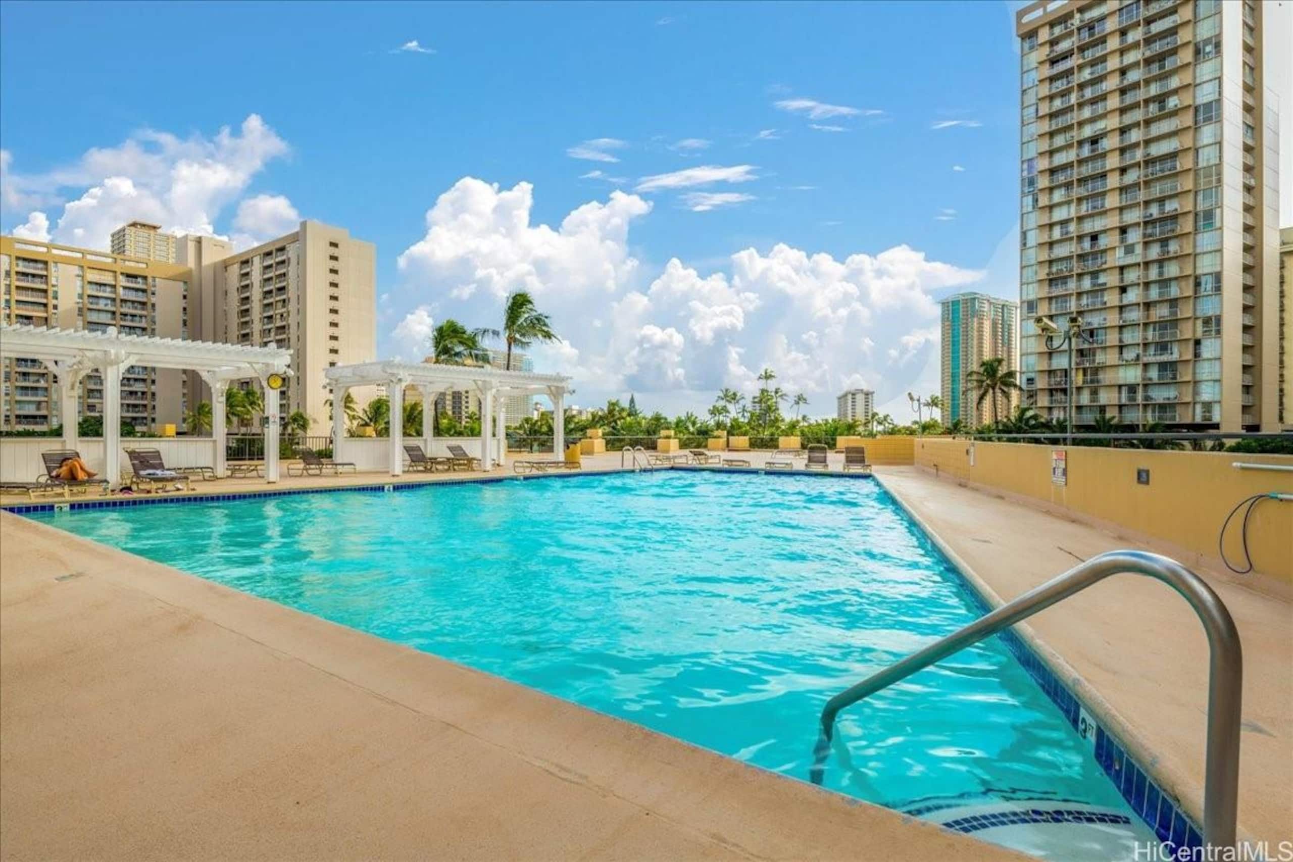 Condo in Honolulu · ★4.91 · 1 bedroom · 2 beds · 1 private bath - Image 20