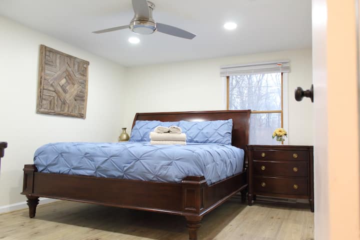 -加大双人床- 55英寸
智能电视 
-高速无线网络
-独立卫生间 
-干净的床上用品和床单