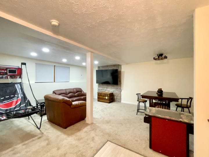 客厅# 2 ：
- 75英寸智能电视  
-高速无线网络
-适合所有年龄段的棋盘游戏
-双人地板床垫-充
气床垫