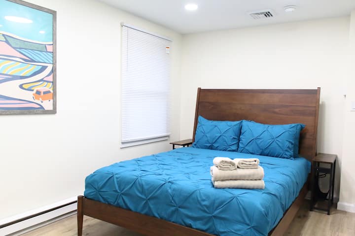 -标准双人床
-干净的床上用品和床单