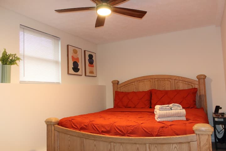 -加大双人床- 55英寸
智能电视
-高速无线网络