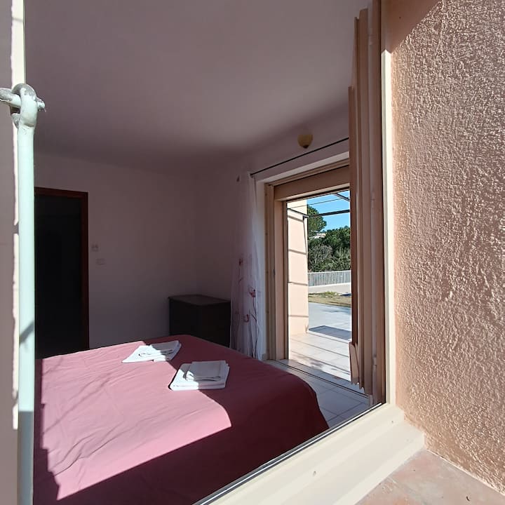 celoplošná spálňa s výhľadom na bazén 