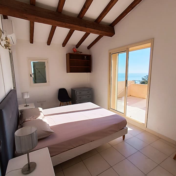 spálňa na 1. poschodí s výhľadom na more a strešnou strechou . 