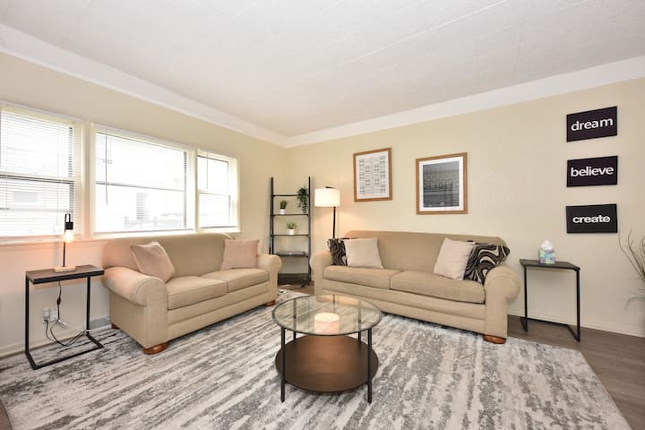 5 Bedroom Home Milwaukee Eastside - Milwaukee, WI