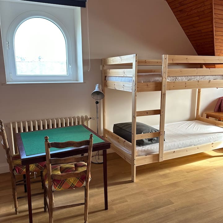 Chambre du 1er étage, 2 lits simples 90 x 200, 2 fenêtres