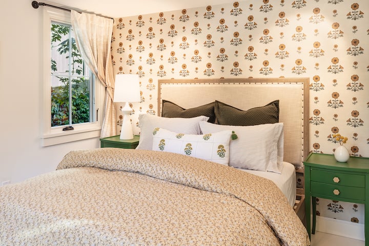 Sladká a pohodlná spálňa s manželskou posteľou.