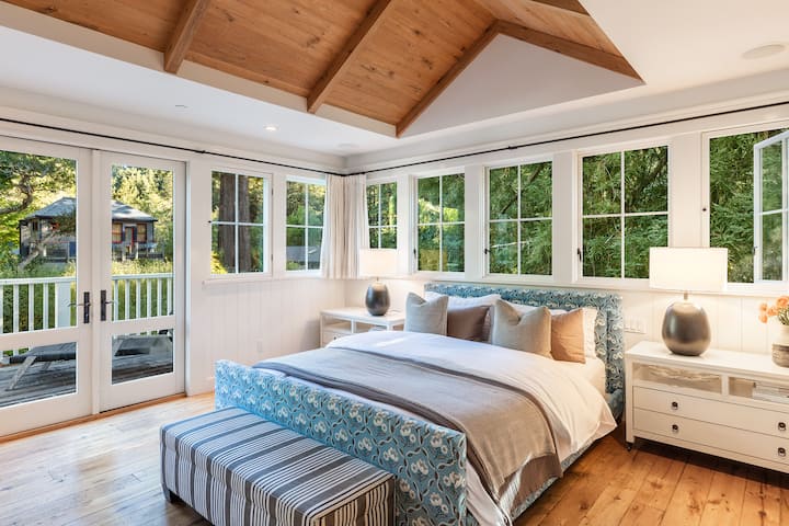 Krásna hlavná spálňa s priľahlou terasou je ideálna na rannú kávu. Izba je obklopená oknami s vlastnými závesmi. Veľká manželská posteľ s luxusným matracom a luxusnou posteľnou bielizňou môže byť najväčším prvkom bývania.