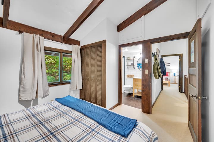 U svakoj spavaćoj sobi ima dovoljno prostora za odlaganje.