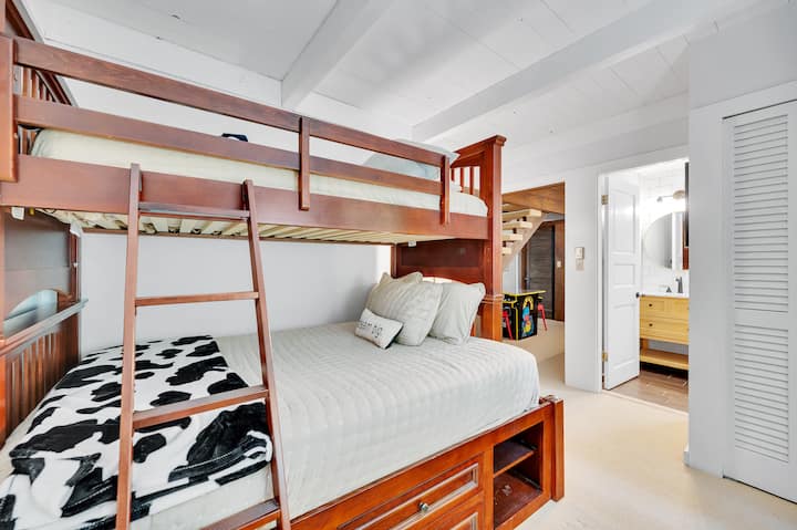 U spavaćoj sobi na kat nalazi se radni stol na koji možete postaviti prijenosno računalo i otići na posao.