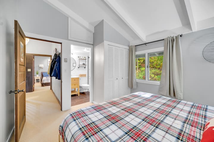 U svakoj spavaćoj sobi ima dovoljno prostora za odlaganje.