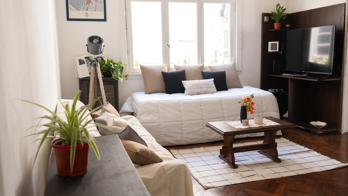 Priestranná jedáleň v obývačke. S 50-palcovou TV, vínnou pivnicou, kreslom s 2 rozkladacími posteľami a klimatizáciou. Ideálny na domáce úlohy. WI-FI na mieste.