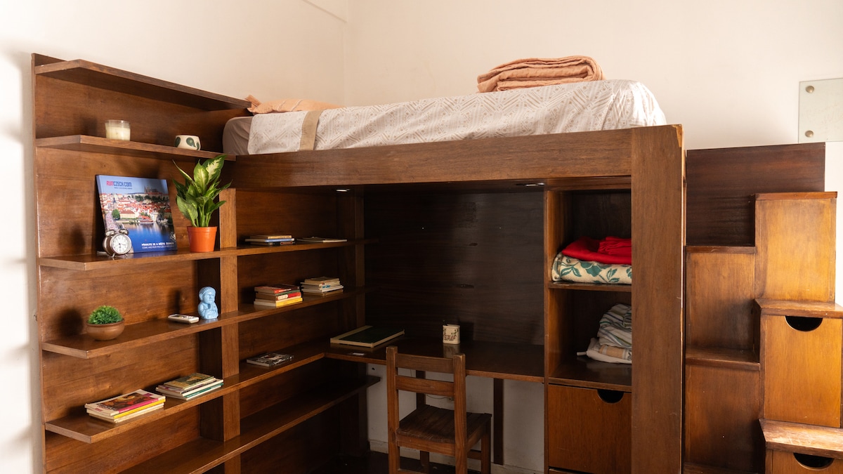 Jednoduchá posteľ vo výške so schodiskom na jednej strane. S pracovným stolom, WI-FI a klimatizáciou.