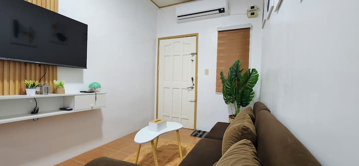 Cozy White & Kahoy Apartelle - Balanga