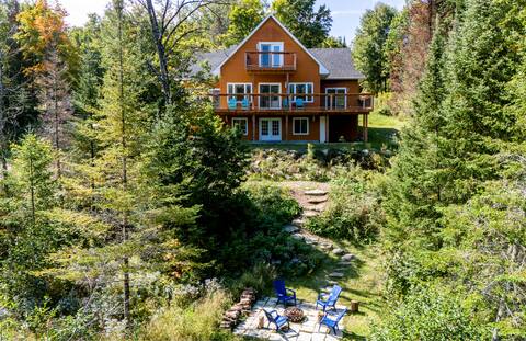 Luxurious Riverfront Chalet w/ Spa & Billiards