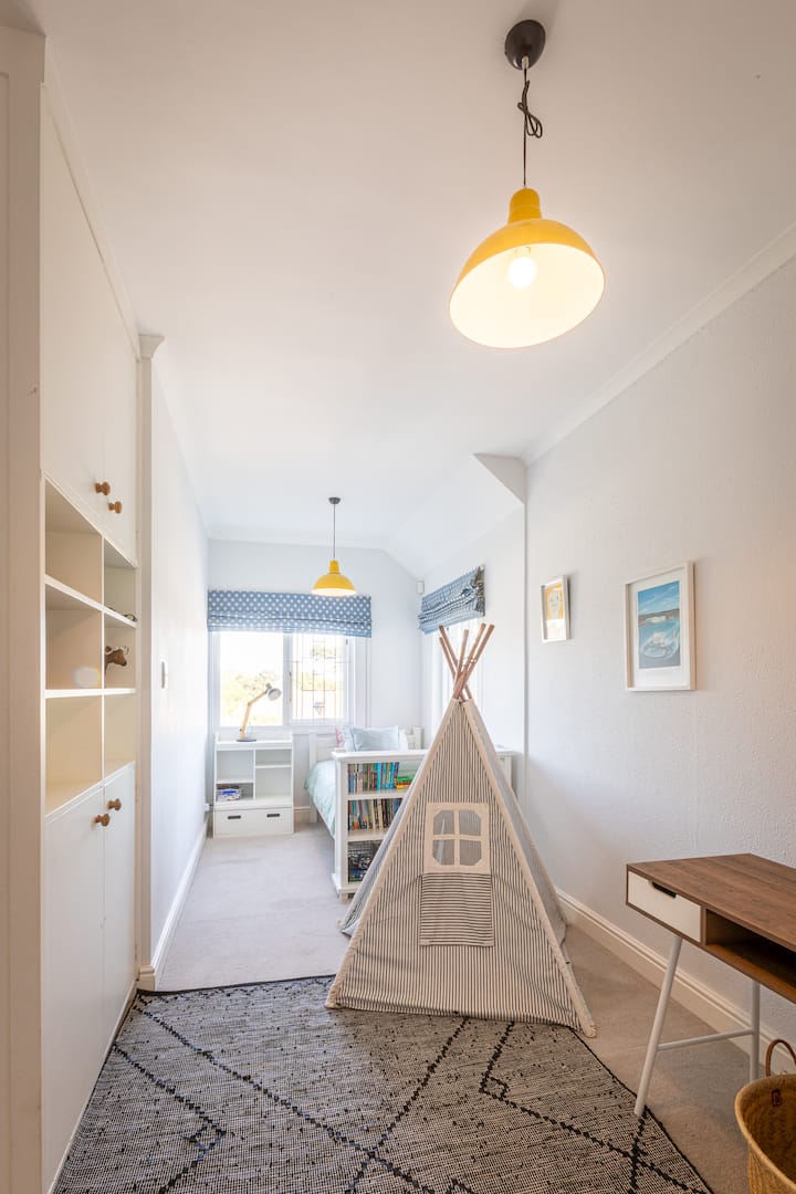 غرفة نوم مع 3/4 سرير ولكن مساحة إضافية لسرير/مرتبة إضافية إذا لزم الأمر. 