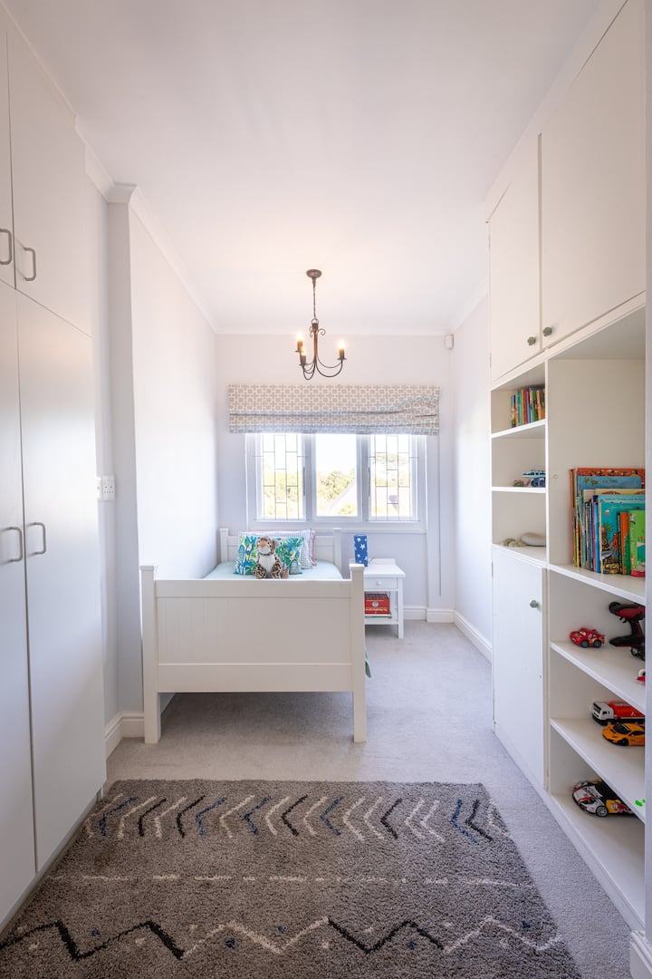 غرفة نوم مع 3/4 سرير بالإضافة إلى مساحة إضافية لسرير/مرتبة إضافية إذا لزم الأمر 