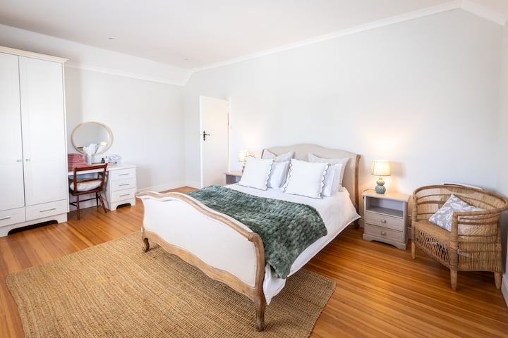 غرفة ضيوف كبيرة مع خزانات مدمجة. 