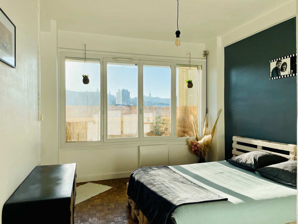 Ponorte sa do tejto svetlej izby, ktorá je ideálna na relaxáciu s ohromujúcim výhľadom na mesto. Kontrast stien a personalizovaná výzdoba vytvárajú jedinečnú a upokojujúcu atmosféru.