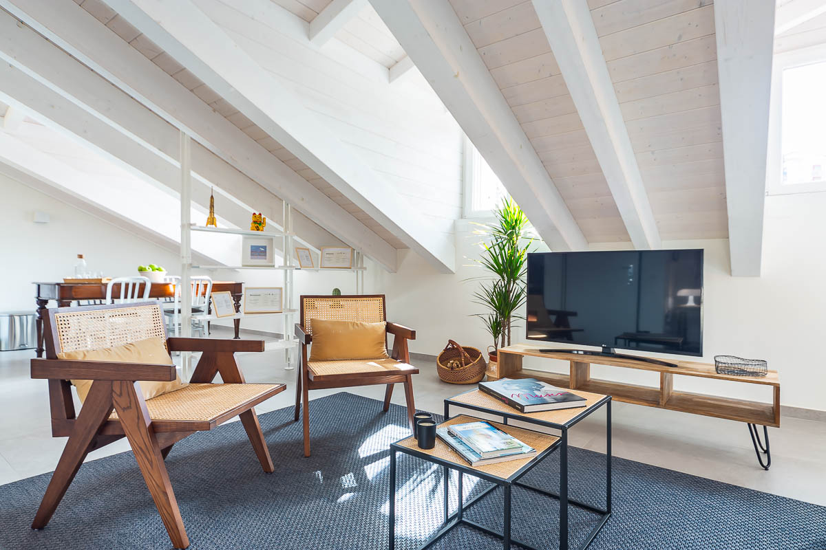 ბინას აქვს ფართო და ნათელი მისაღები სივრცე, რომელშიც ჰარმონიულად არის გაერთიანებული სამზარეულო და მისაღები ოთახი. სახლის ამ ნაწილში არის კომფორტული სივრცე, რომელიც იდეალურია საუბრისთვის, ტელევიზორის ყურებისთვის (სმარტ‑ტელევიზორი) ან უბრალოდ დასასვენებლად.