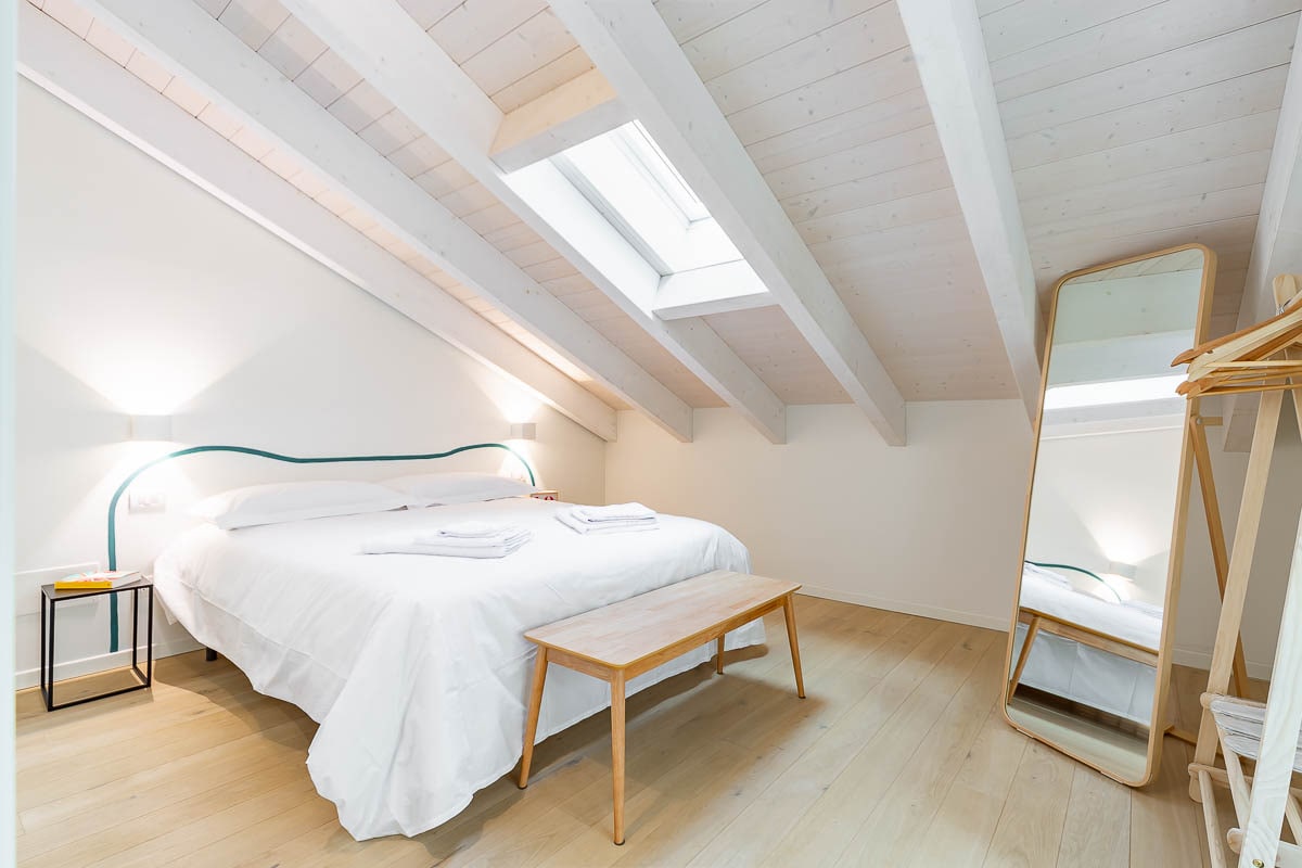 ორსაწოლიანი საძინებელი საკუთარი სააბაზანოთი და ტერასაზე გასასვლელით.