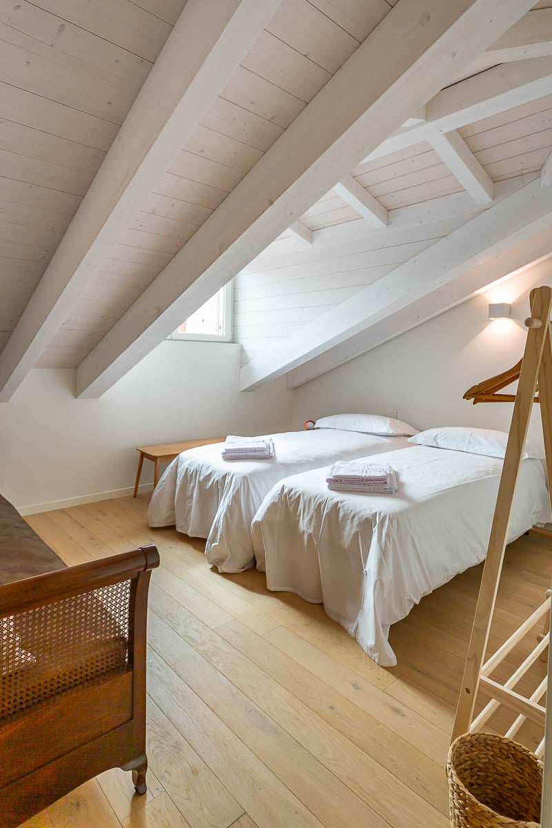 ორსაწოლიანი საძინებელი, რომელიც, მოთხოვნის შემთხვევაში, შეიძლება გადაკეთდეს მეორე ორადგილიან ოთახად.