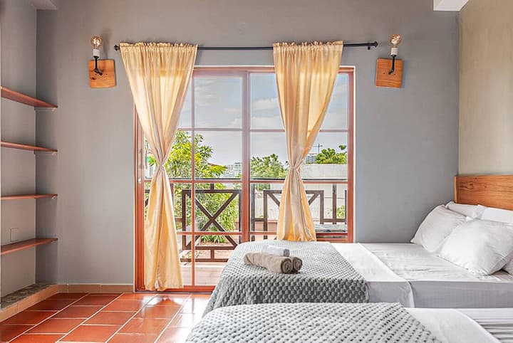 1号卧室（二楼）。：高级四人间，配备室外阳台、独立卫生间、无线网络和空调。