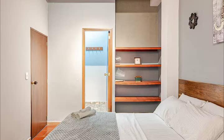 3号房间（二楼）：标准双人床，配有空调、无线网络和独立卫生间。 房间有床上用品和毛巾。