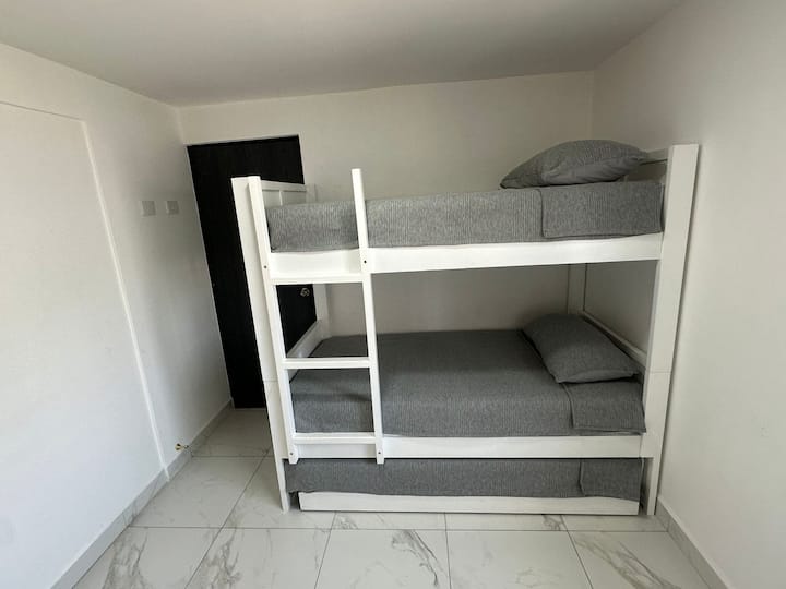 Poschodová posteľ s 3 samostatnými lôžkami.