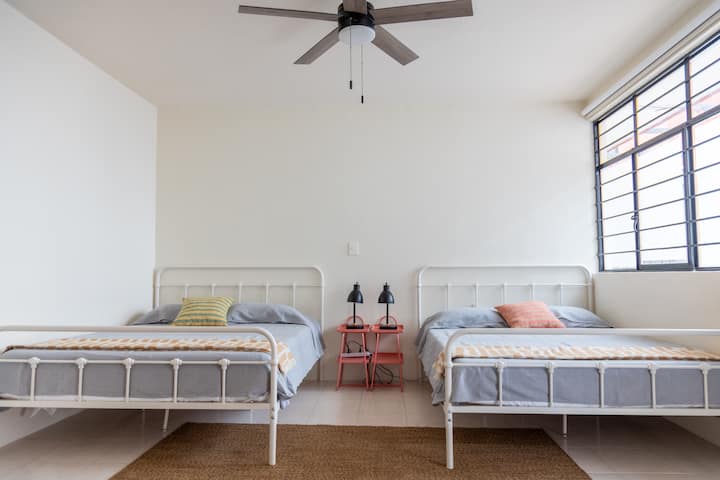 Соба со 2 брачни кревета. Тоа е мало поткровје во куќата бидејќи има дневна соба, кујничка и приватна бања.
Собата има вентилатор на таванот