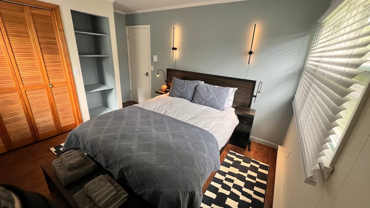 Quarto 2, muita luz com as duas janelas
