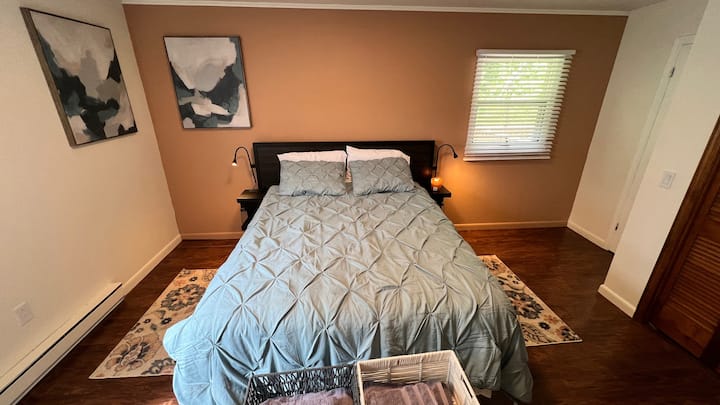 Quarto 3, enorme armário duplo com luz interior, 2 x tomadas com USB A e C para carregadores na cabeceira.