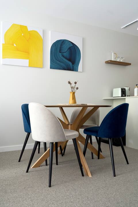 Modern 2BR, 2BA Apt: Great location, Clean & Cozy