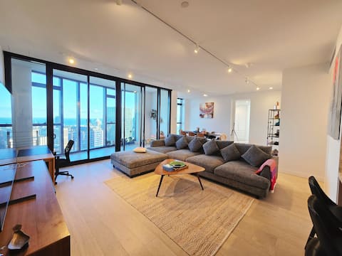 Top Airbnb: Luxury 3BR Penthouse 70F–Skyline View & 2300 sqft in Carlton