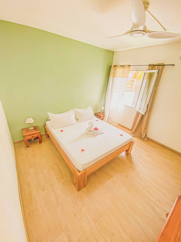 FR : Une chambre paisible avec un lit double, tables de nuit et un rayon de soleil qui éclaire doucement la pièce

ANG : A peaceful bedroom with a double bed, bedside tables and a ray of sunlight gently illuminating the room