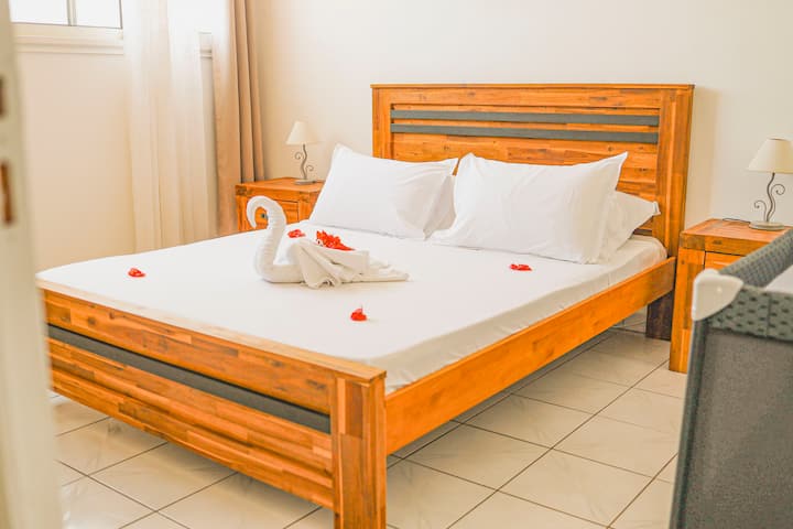 FR : Une chambre parentale élégante avec un lit double parfaitement préparé pour vous accueillir chaleureusement.

ANG : An elegant master bedroom with a double bed perfectly prepared to welcome you warmly.