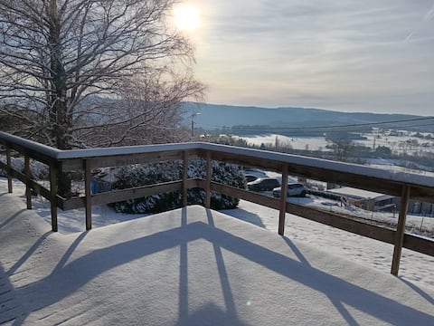 Cottage with valley views and private hot tub