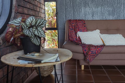 Popular Airbnb listing: Modern cabin with lake and stone view in El Peñol