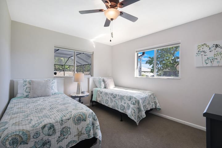 2 jednolôžka s pohodlnými penovými zvrškami. Inteligentná televízia namontovaná na stene a veľká šatníková skriňa s extra posteľnou bielizňou a vankúšmi. Komoda na uloženie oblečenia.