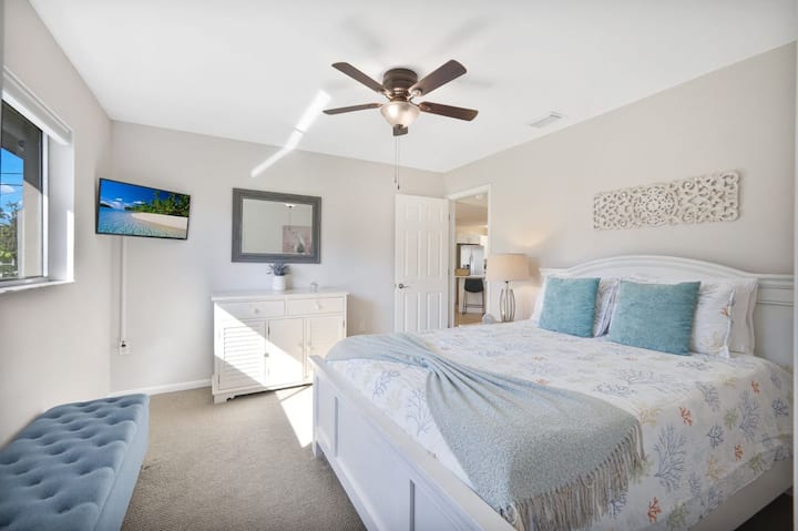 Manželská posteľ s pohodlným penovým lôžkom. Smart TV. a veľká šatníková skriňa. Posteľná bielizeň a vankúše navyše. Úložná lavička.