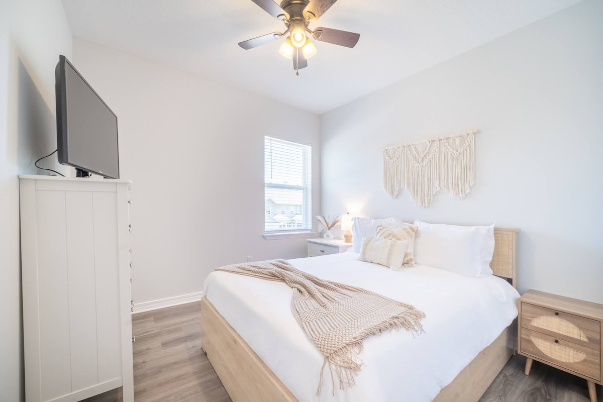 Спална соба бр. 2 со брачен кревет (широк 150-179 см) и телевизор