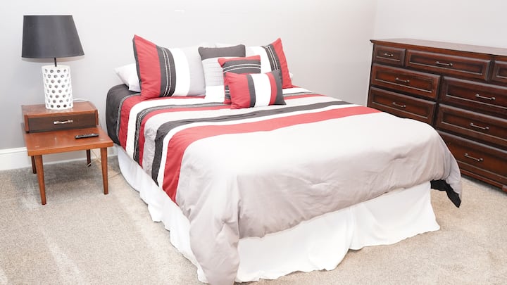 Queensize 
Deze slaapkamer bevindt zich in de kelder. 