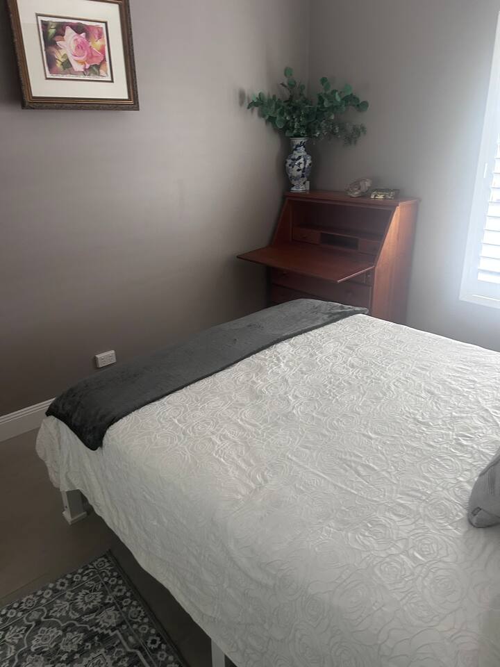 Armoire intégrée, lit queen size confortable avec espace de travail informatique si nécessaire.