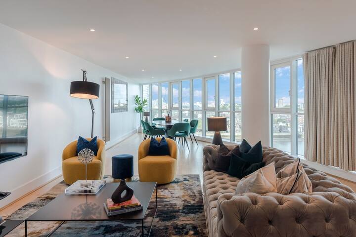 Divine Views from a Breathtaking LuxXe Penthouse gallery image 2