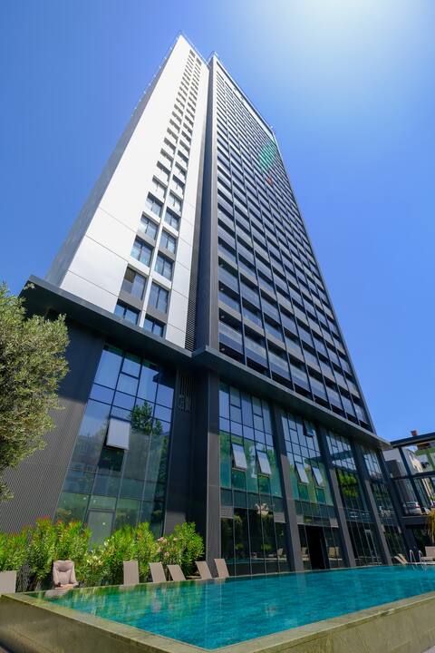 Orion - Modern 2BD Apt w/ City View Pool & Parking