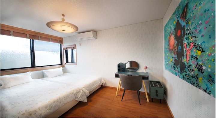 La cama está hecha del único colchón motorizado aprobado por la NASA, Tempur.Sentirás un verdadero sueño.