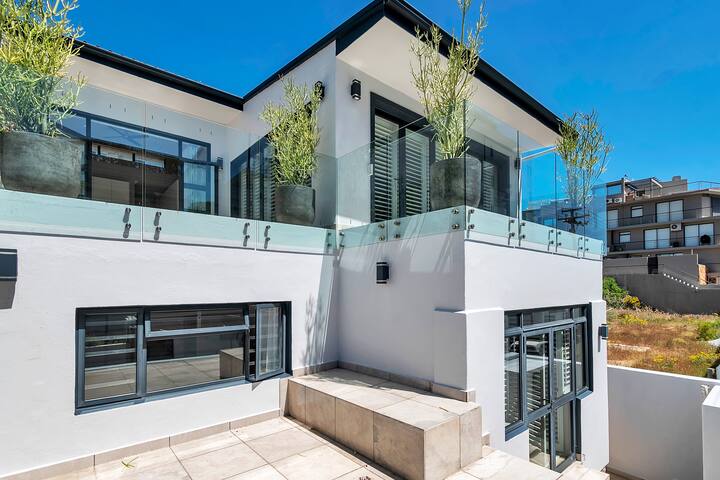 Sea Point Luxury Escape with Private Pool gallery image 3