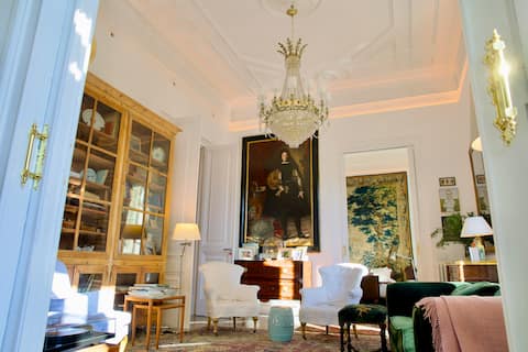 Anuncio de Airbnb popular: Apartment in Historic Family Home en Barcelona